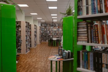 Читальный зал в библиотеке.