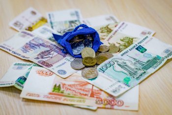 Монеты и купюры лежат на столе