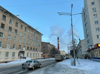 Машины едут по дороге, работает котельная.