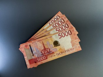 Купюры лежат на столе.