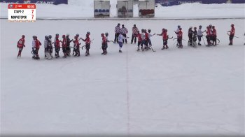 Игроки команд «Старт-2» и «Мончегорск» жмут друг другу руки после матча