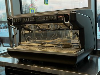 Кофемашина стоит на столе.