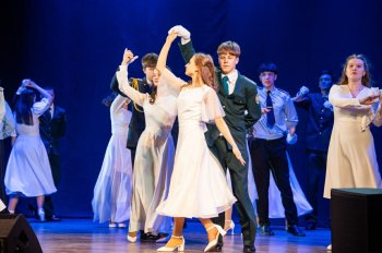 Учащиеся лицея №2 танцуют вальс.