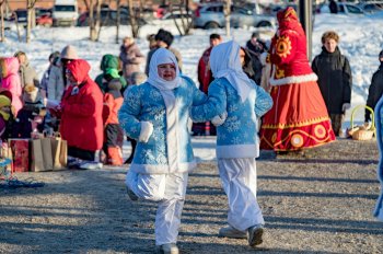 Праздничное гуляние на Масленицу.