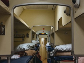 Плацкартный вагон поезда.