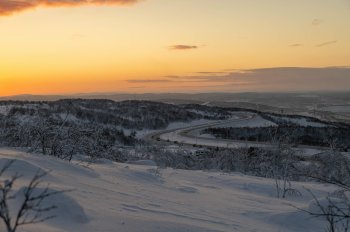 Машины едут по трассе.