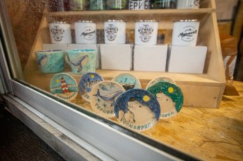 Сувенирная продукция выставлена на продажу на фестивале в Териберке.