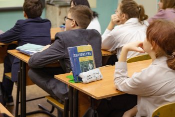 Школьники сидят на уроке литературы