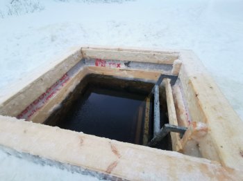 Прорубь в озере.