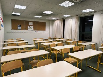 Школьные парты в кабинете.