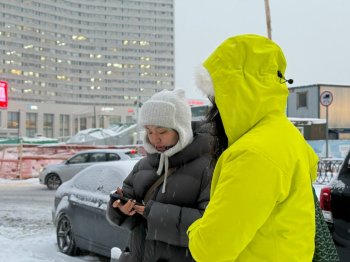 Туристы из Китая строят маршрут.