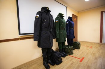 Солдат призывают в армию.