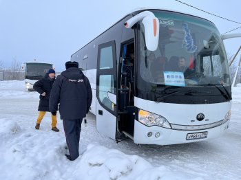 Полиция возле автобуса, который возит туристов по Мурманской области