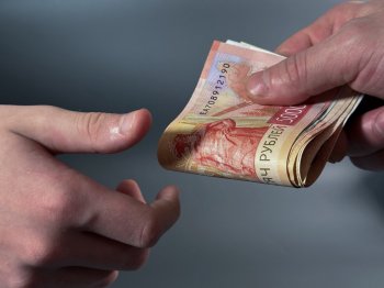 Передача денег из рук в руки.