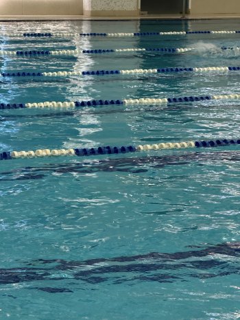 Вода в бассейне.