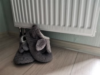 Тапочки возле батареи