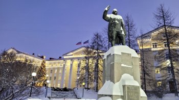 Памятник С.М. Кирову и здание Мурманской областной думы в Мурманске зимой.