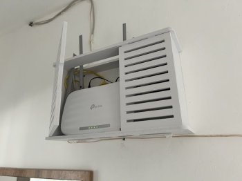 На стене висит роутер.