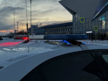 Машина ДПС стоит на дороге.