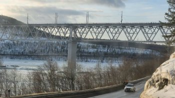 Мост через реку Тулома в Мурманской области зимой.