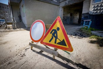 Дорожный знак «Дорожные работы» и дорожный знак «Движение запрещено»