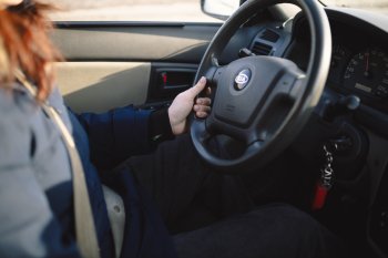 Девушка за рулём автомобиля Kia