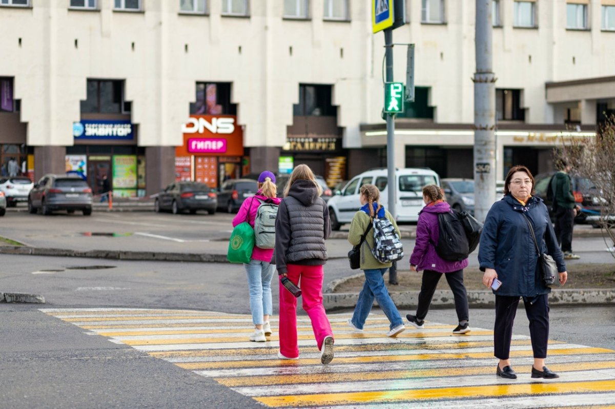 Люди идут по дороге.