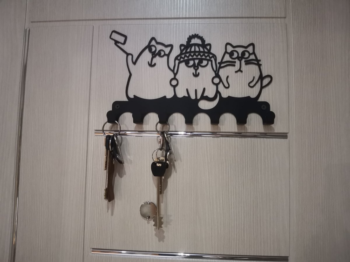Ключница в виде котиков и две связки ключей.