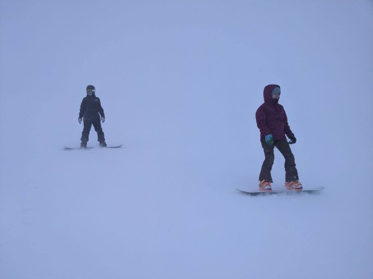 Люди катаются на сноубордах.