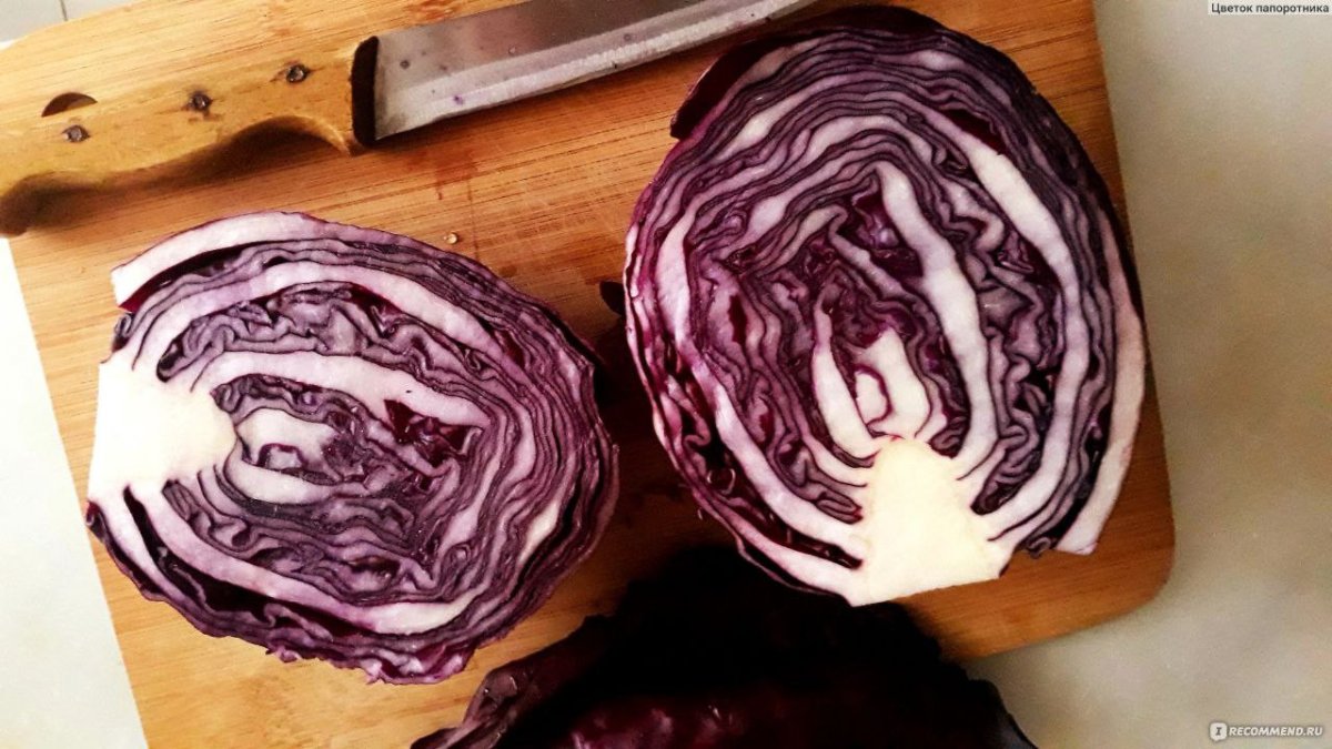 краснокочанная капуста разрезана пополам