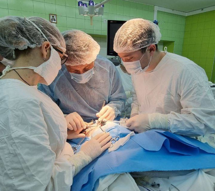 Врачи в операционной.