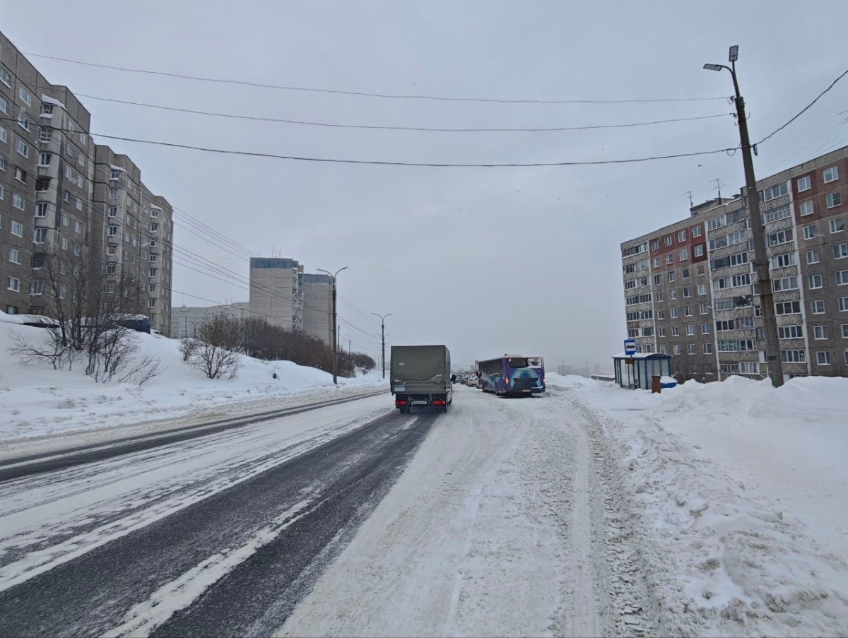 Дорога на улице Старостина в Мурманске.
