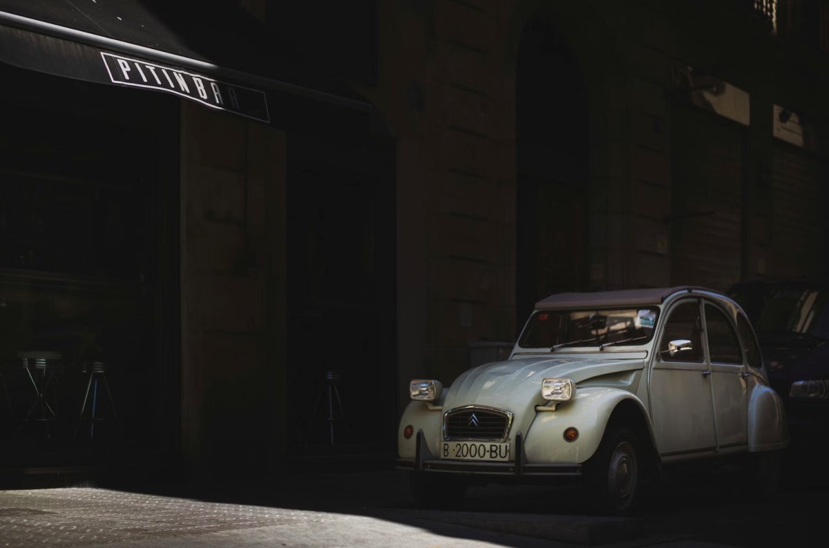 Белый авто на улице