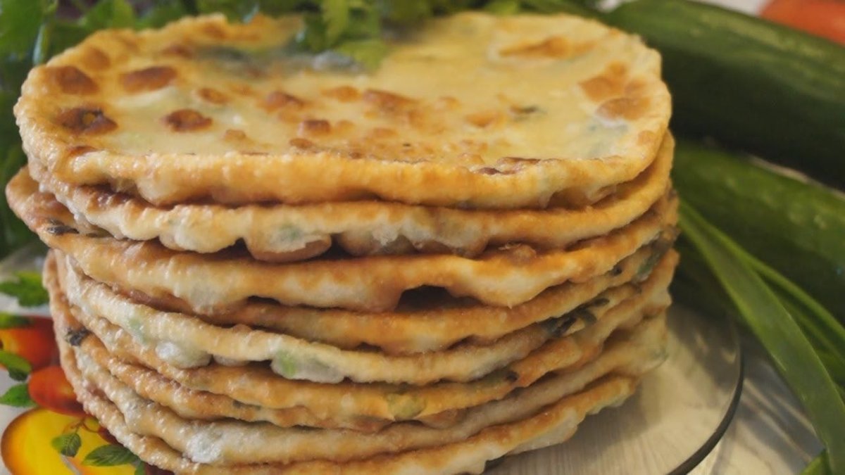 стопка румяных лепешек