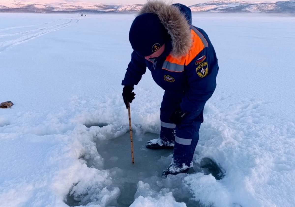 Сотрудники МЧС на водоеме