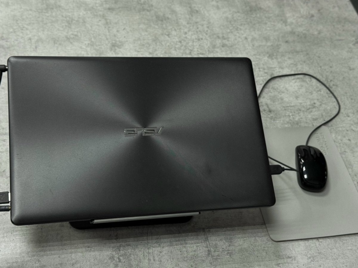 Компьютер на рабочем столе.