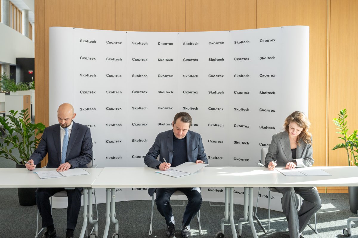 Представители Мурманской области, Мурманского арктического университета и Сколтех подписывают соглашение о сотрудничестве.