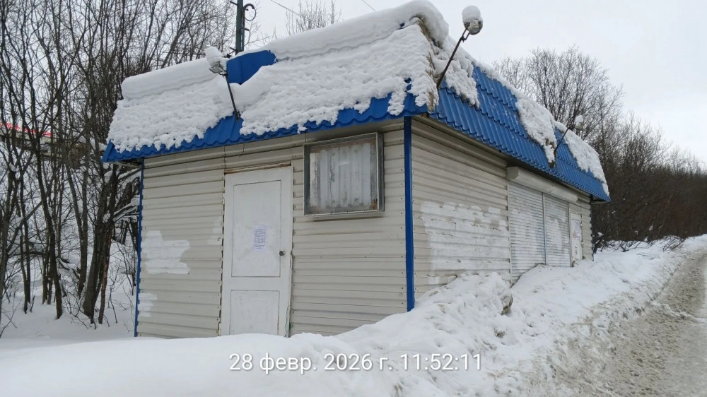 Заброшенный ларёк зимой