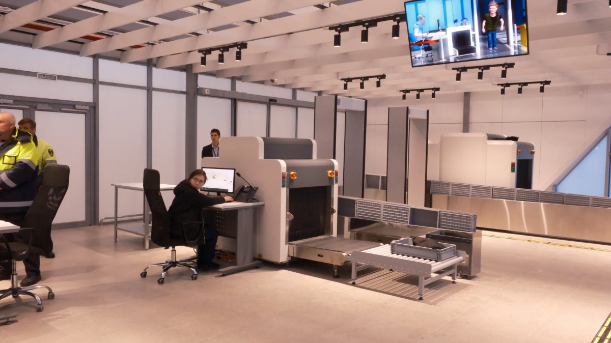 Зона досмотра в аэропорту.