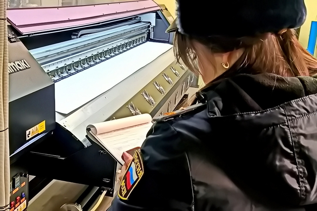 Судебный пристав арестовывает имущество.