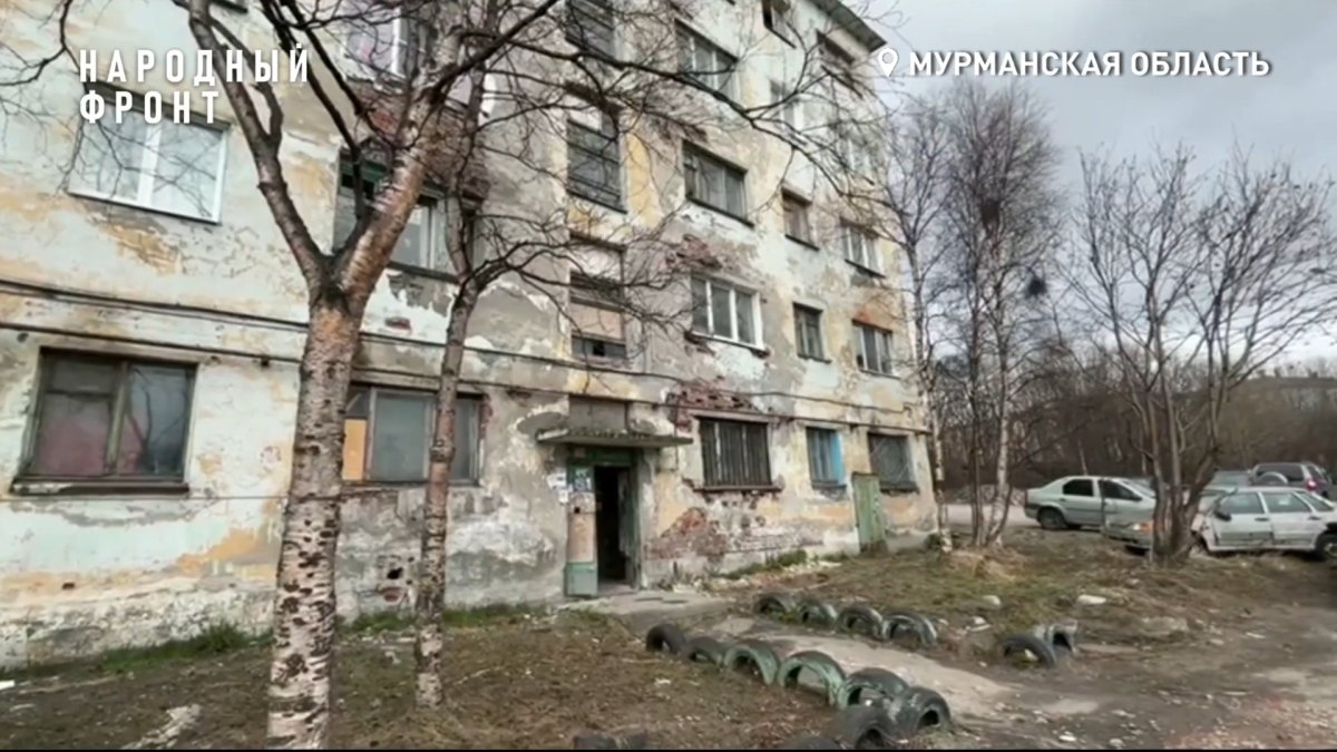 Разрушающийся дом в Мурманске
