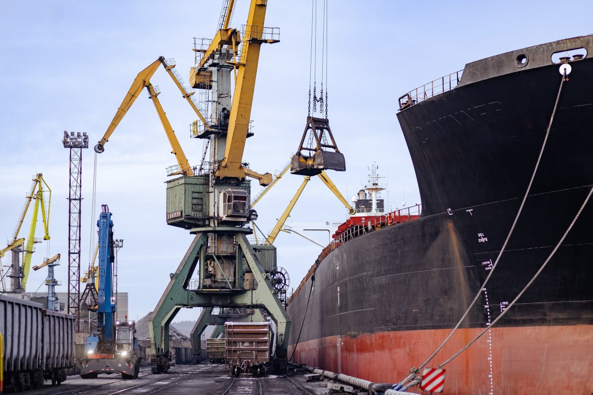 Погрузка грузового судна в порту Мурманска