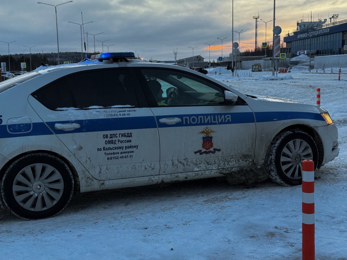 Машина ДПС на парковке.