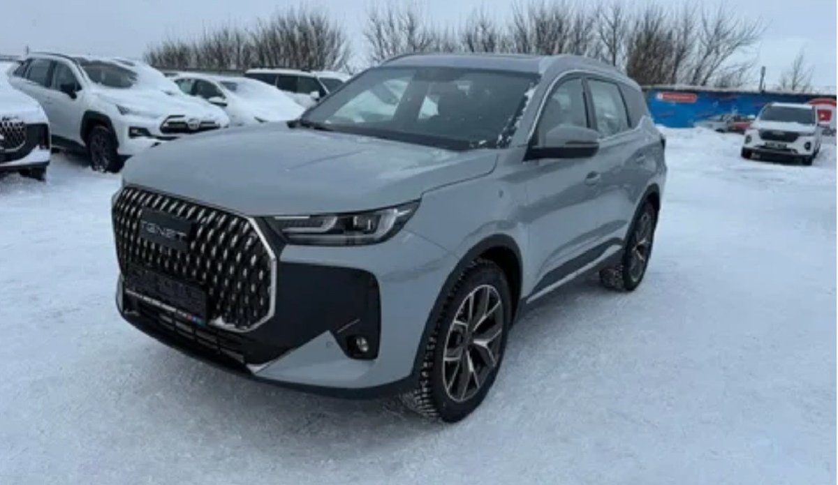 новый автомобиль на снежной улице