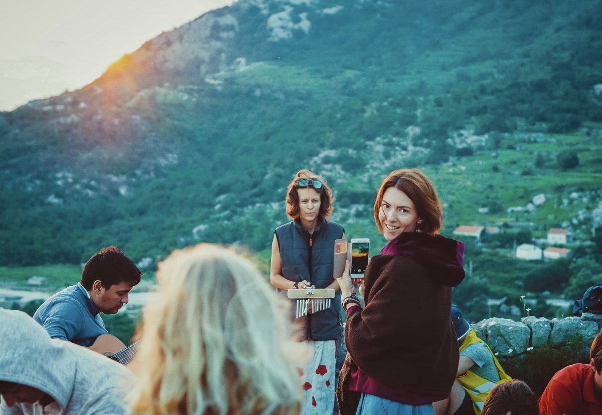 Веселая компания на природе