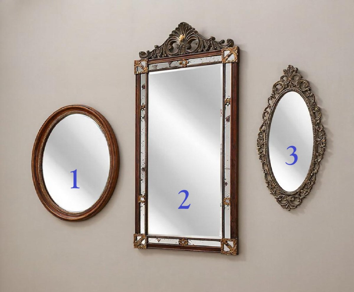 три зеркала на стене