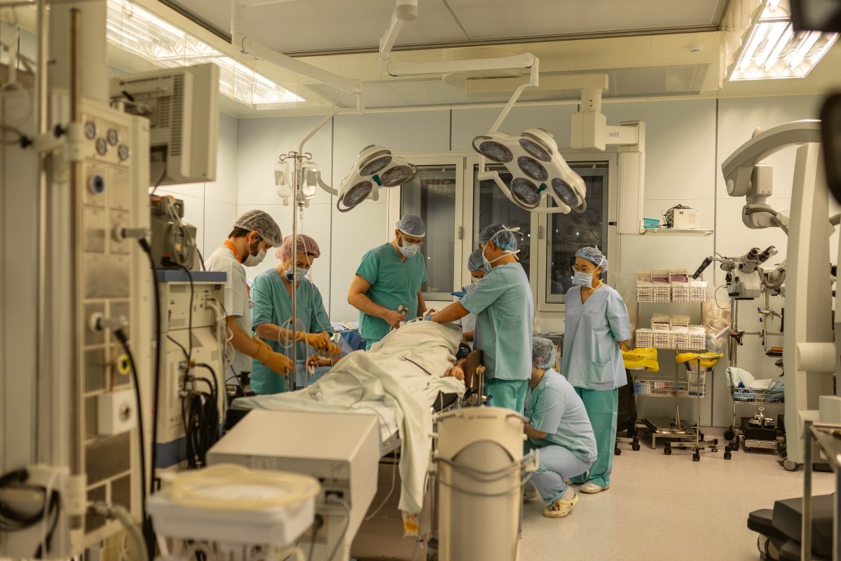 Врачи проводят операцию