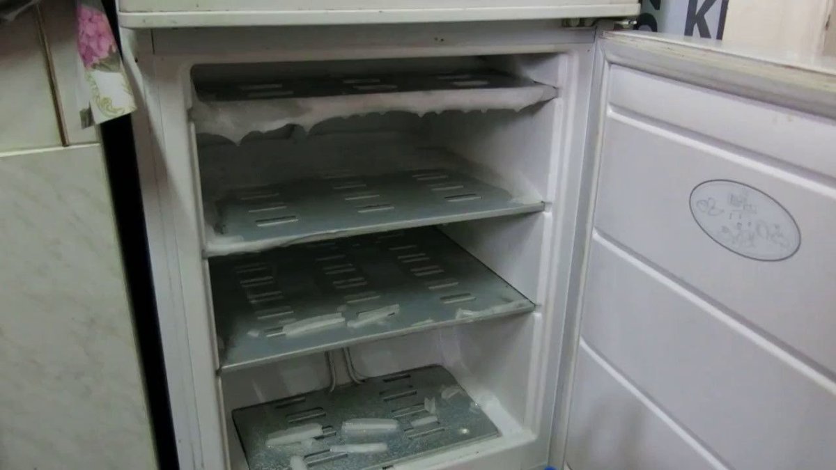 открытый холодильник с наросшей шубой