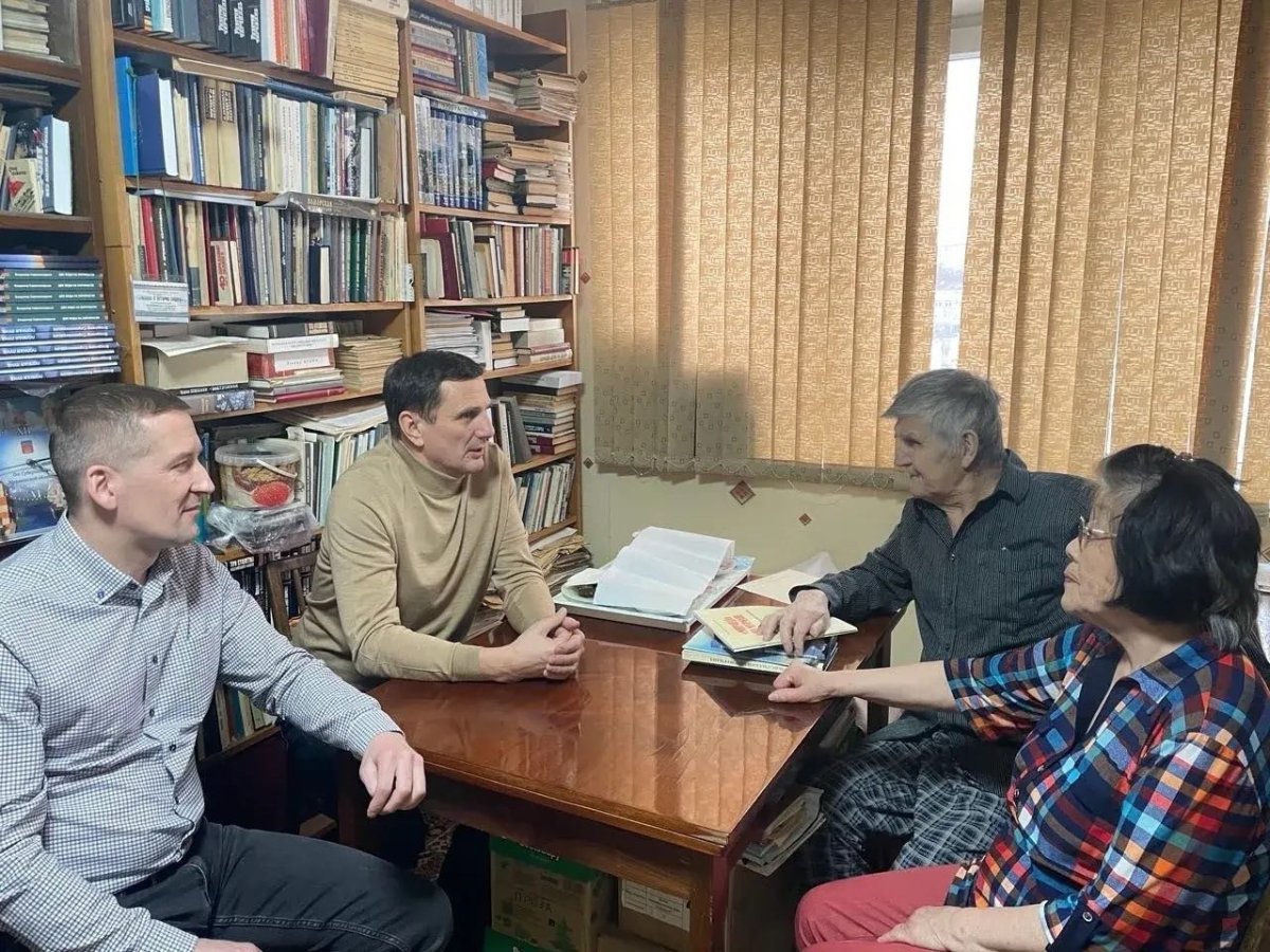 Глава Кольского округа Александр Лихолат встречается с писателем Владимиро Сорокожердьевым.