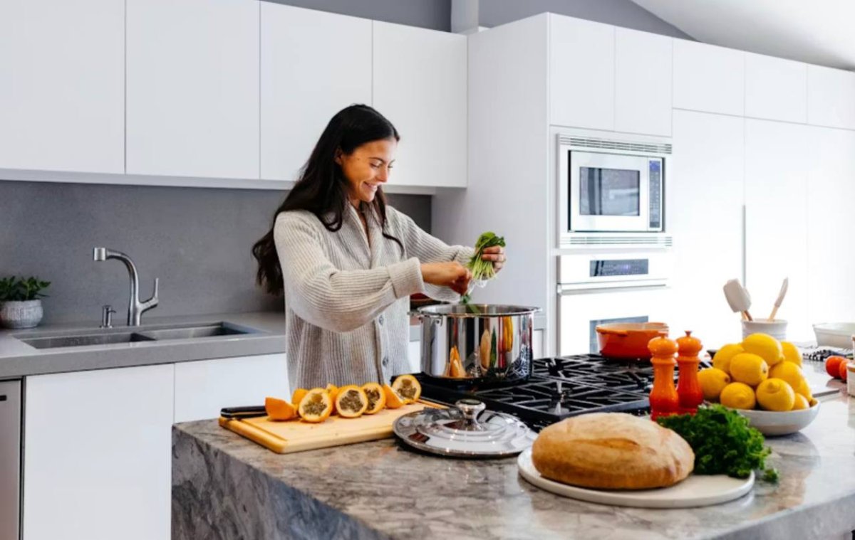 Девушка на кухне готовит